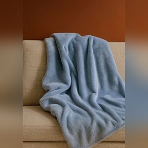 Cozy Light Blue Plush Throw Blanket – Soft & Lightweight Brand New